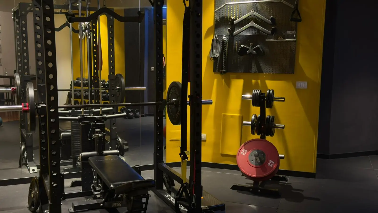 Atleta che si allena con pesi in palestra